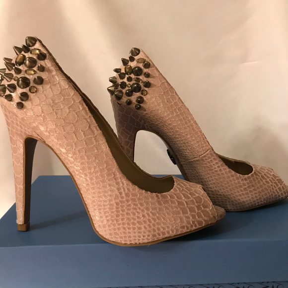 Simply Vera Wang / Svalice Grey  Snake SPIKE! NIB! - Picture 3 of 8